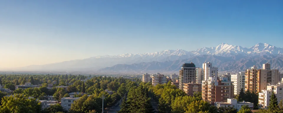 Ciudad de Mendoza al pie de la cordillera de los Andes